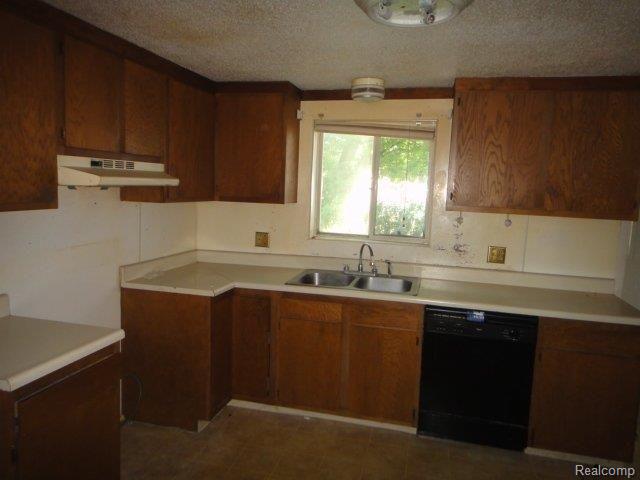2800 Gerald Avenue Rochester, MI 48307 - Photo 4 of 10 DSC03934.JPG
