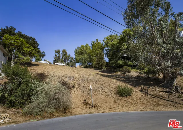 a view of a backyard of the house
