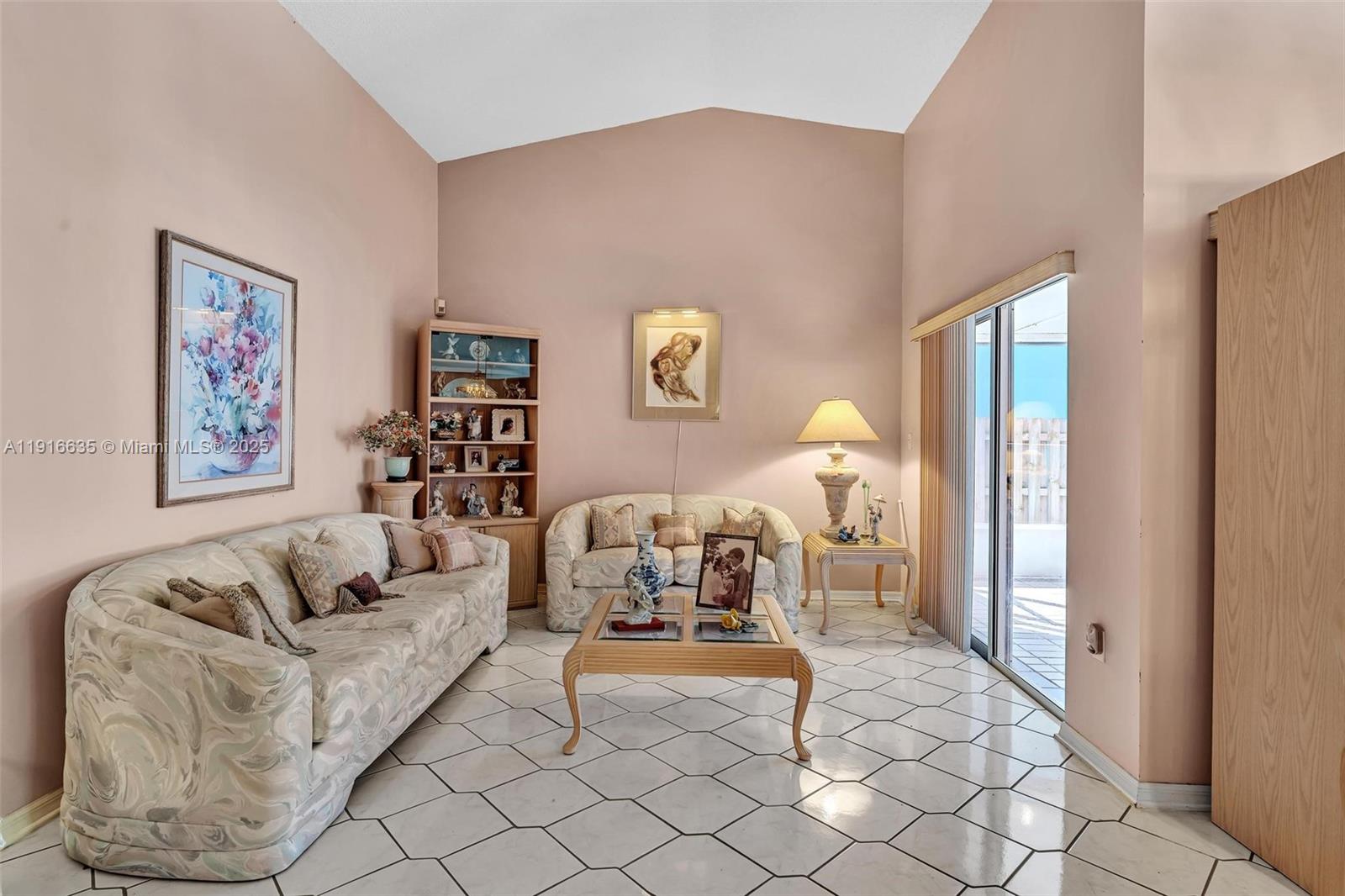 6402 Southwest 113th Avenue Miami, FL 33173 - Photo 19 of 72