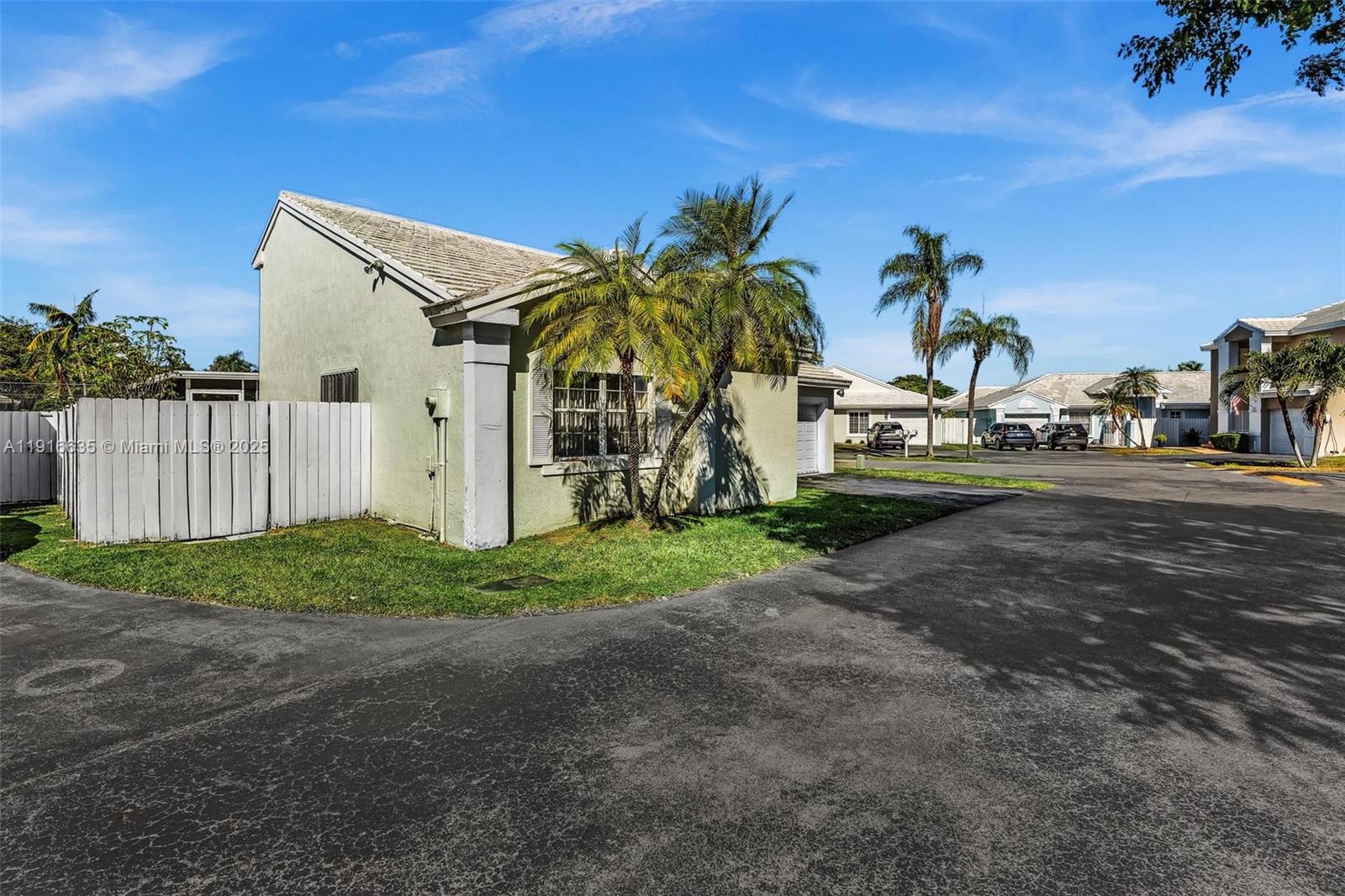 6402 Southwest 113th Avenue Miami, FL 33173 - Photo 8 of 72