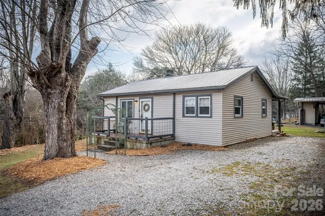 a view of a house with backyard