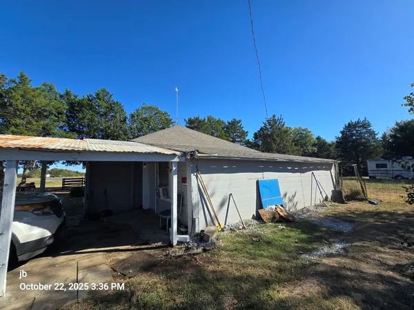 a view of a house with backyard