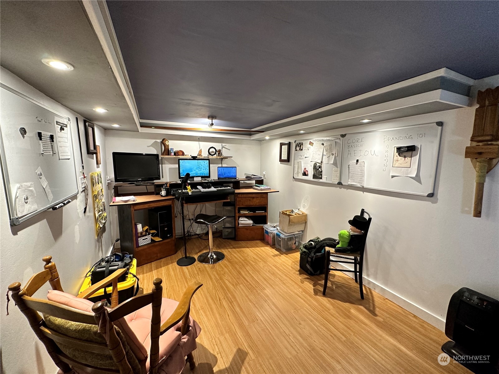 732 Gasman Road Port Angeles, WA 98362 - Photo 21 of 35 a workspace with furniture