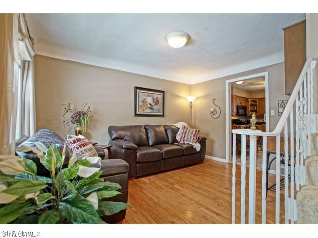 4983 Farnhurst Road Cleveland, OH 44124 - Photo 7 of 25