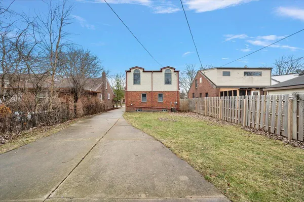 $350,000 | 1218 Roslyn Road, Grosse Pointe Woods, MI 48236