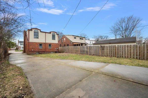 $350,000 | 1218 Roslyn Road, Grosse Pointe Woods, MI 48236