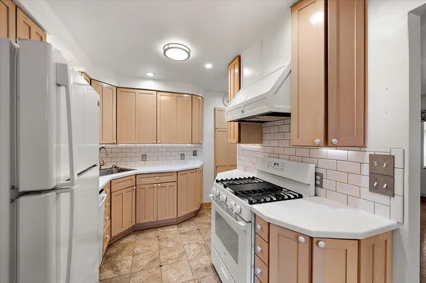 $350,000 | 1218 Roslyn Road, Grosse Pointe Woods, MI 48236