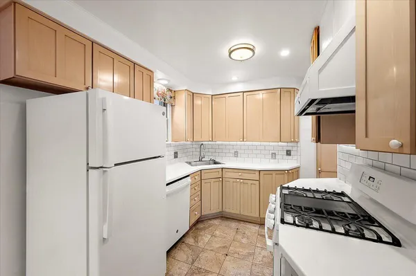 $350,000 | 1218 Roslyn Road, Grosse Pointe Woods, MI 48236