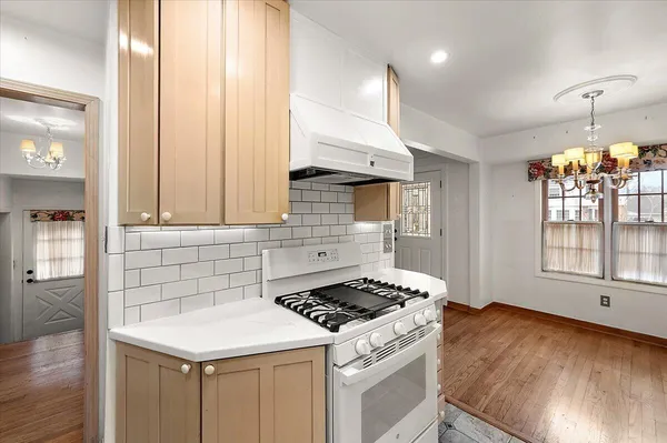 $350,000 | 1218 Roslyn Road, Grosse Pointe Woods, MI 48236