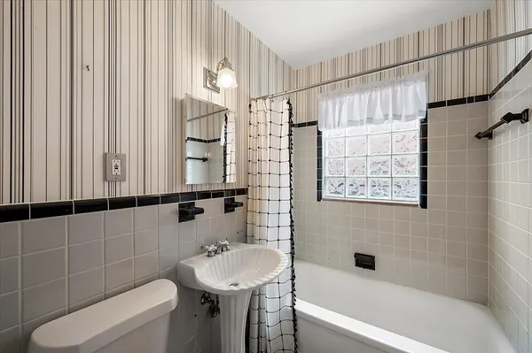 $350,000 | 1218 Roslyn Road, Grosse Pointe Woods, MI 48236