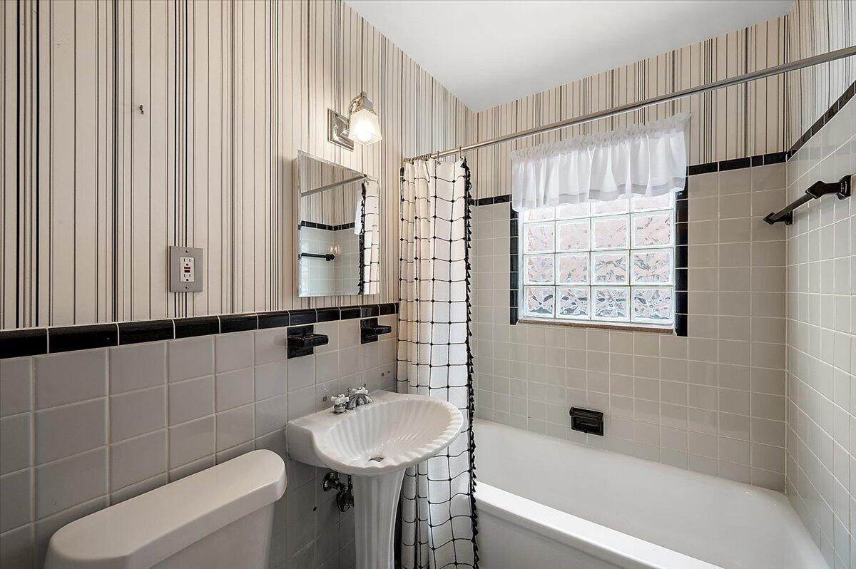 1218 Roslyn Road Grosse Pointe Woods, MI 48236 - Photo 36 of 57 36-1218 Roslyn Rd-36