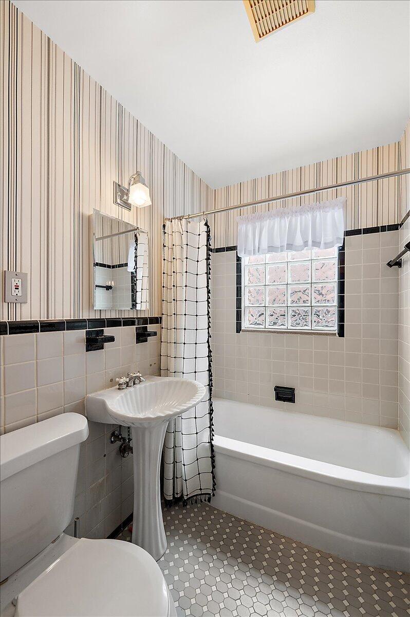 1218 Roslyn Road Grosse Pointe Woods, MI 48236 - Photo 37 of 57 37-1218 Roslyn Rd-37