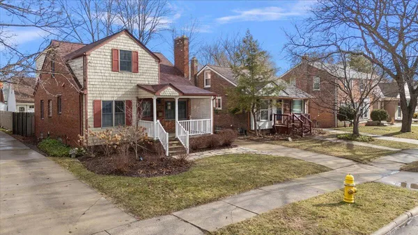 $350,000 | 1218 Roslyn Road, Grosse Pointe Woods, MI 48236