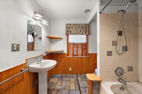 $350,000 | 1218 Roslyn Road, Grosse Pointe Woods, MI 48236