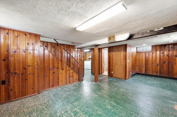 $350,000 | 1218 Roslyn Road, Grosse Pointe Woods, MI 48236