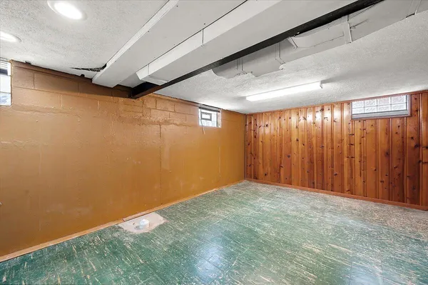 $350,000 | 1218 Roslyn Road, Grosse Pointe Woods, MI 48236