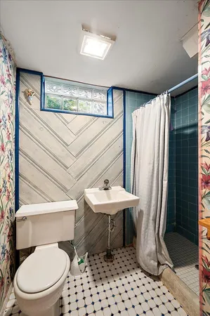 $350,000 | 1218 Roslyn Road, Grosse Pointe Woods, MI 48236