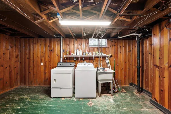 $350,000 | 1218 Roslyn Road, Grosse Pointe Woods, MI 48236