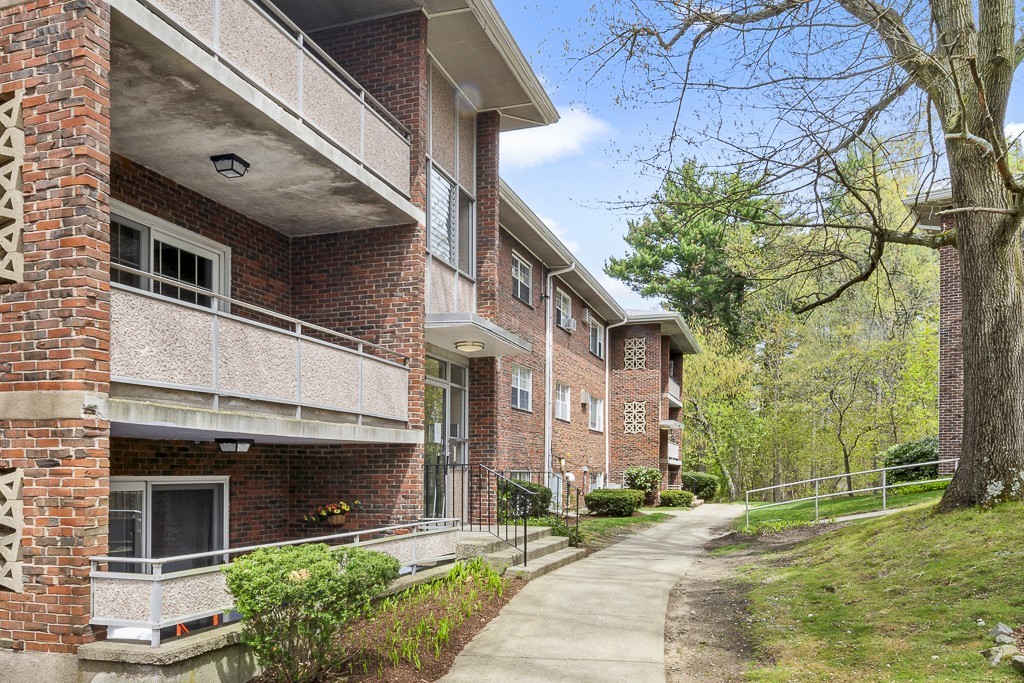 43 Jacqueline Road, Unit 2 Waltham, MA 02452 - Photo 11 of 14 Gallery Image 11