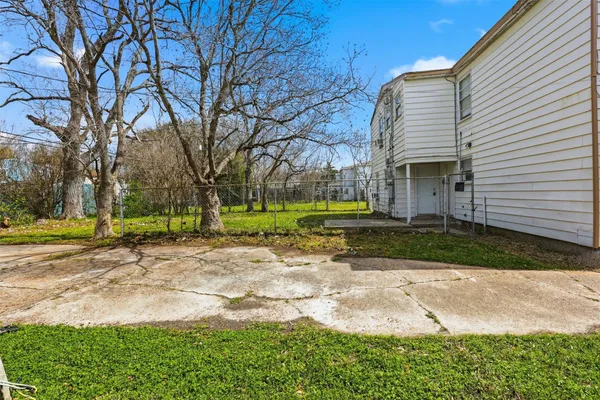 a view of a house with backyard and trees