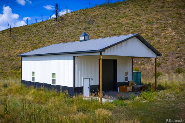 a view of a house with backyard