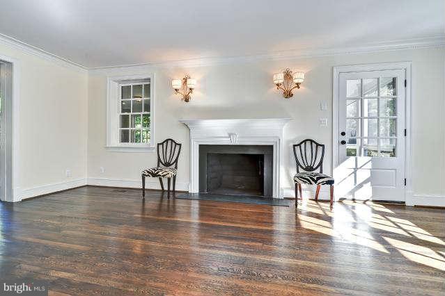 6236 Radcliff Road Alexandria, VA 22307 - Photo 7 of 29 Living Room