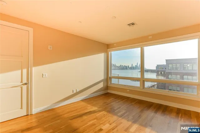 $3,600 | 15 Somerset Lane, Unit B309, Edgewater, NJ 07020