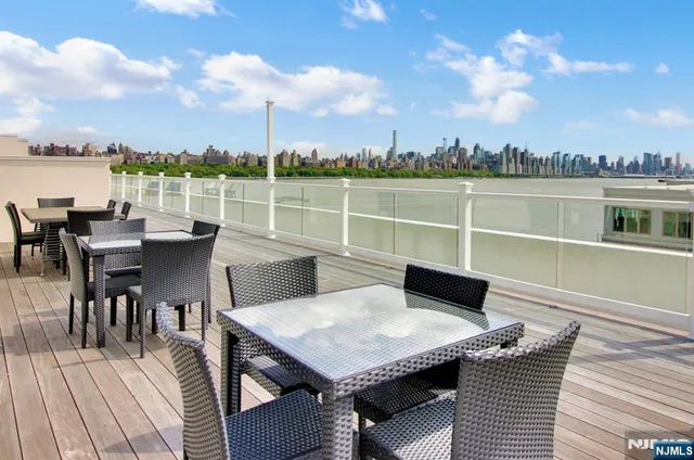 $3,600 | 15 Somerset Lane, Unit B309, Edgewater, NJ 07020