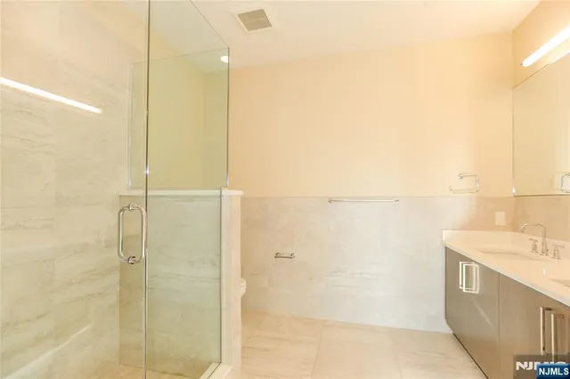 $3,600 | 15 Somerset Lane, Unit B309, Edgewater, NJ 07020