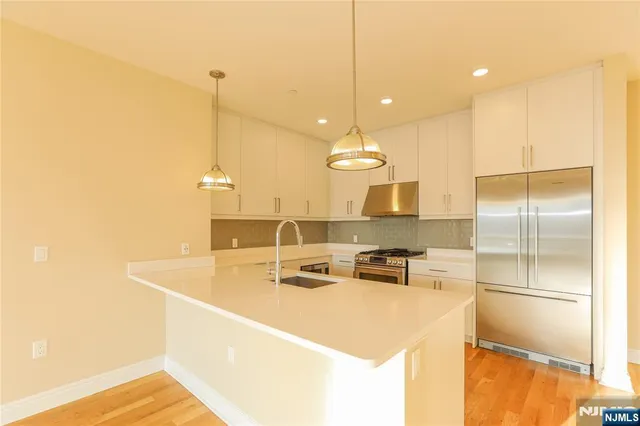 $3,600 | 15 Somerset Lane, Unit B309, Edgewater, NJ 07020