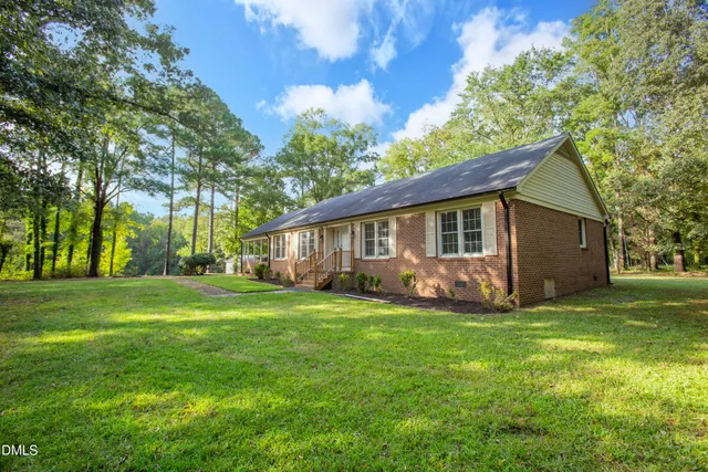a view of a house with a yard