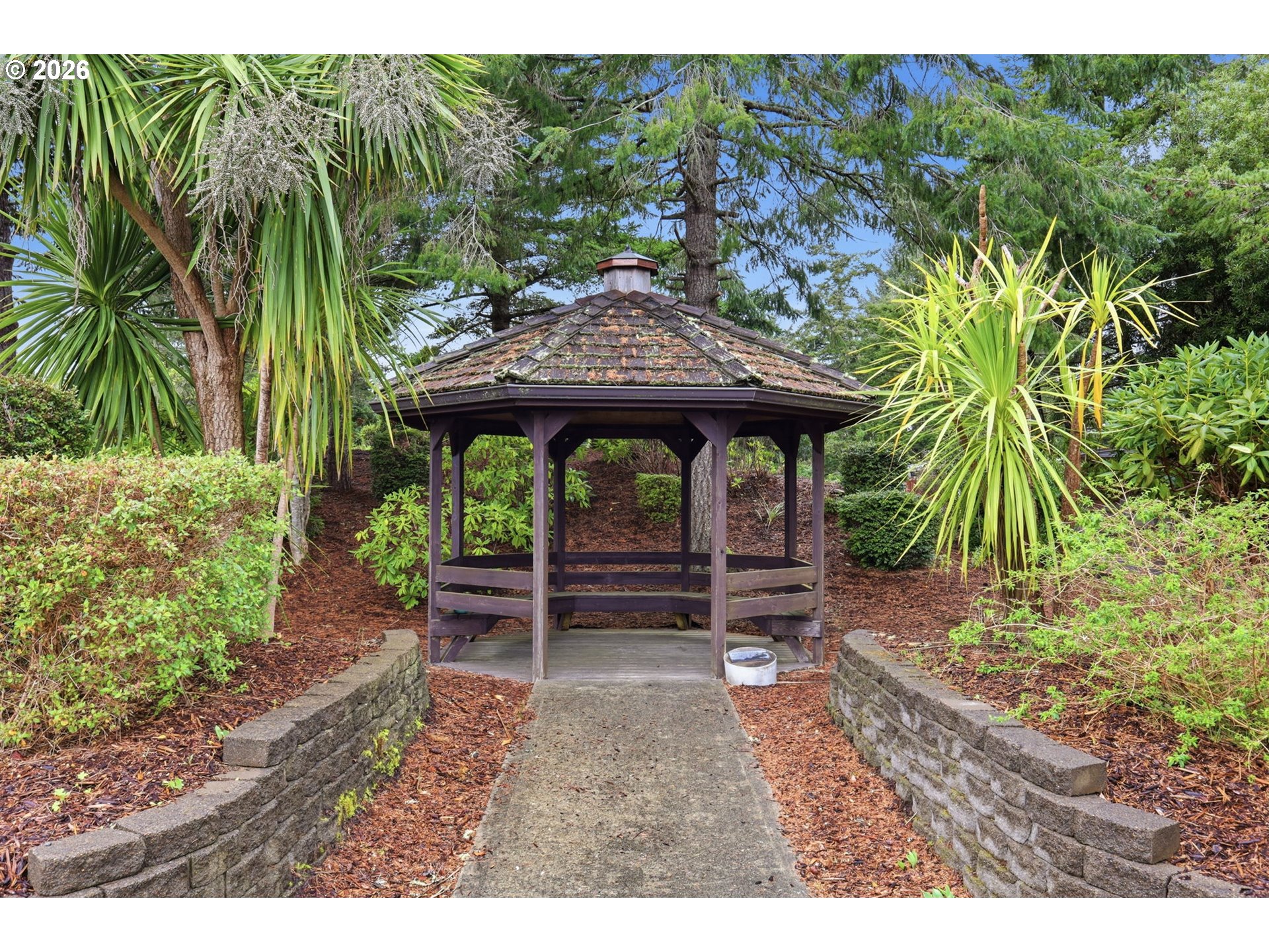 1600 Rhododendron Drive, Unit 76 Florence, OR 97439 - Photo 31 of 36 a backyard of a house with table and chairs