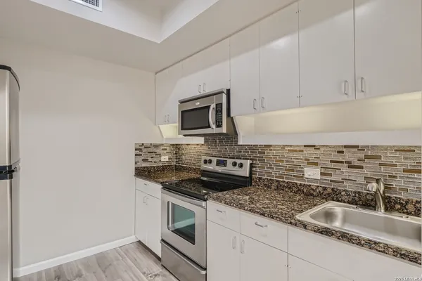 $1,690 | 8642 Fredericksburg Road, Unit 703, San Antonio, TX 78240