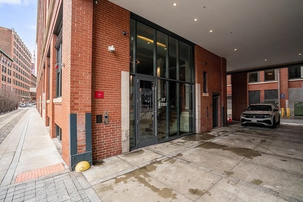 319 A Street, Unit 307 Boston, MA 02210 - Photo 21 of 25 a view of a entryway of a house