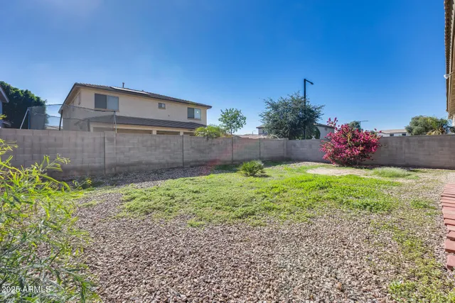 a view of a backyard