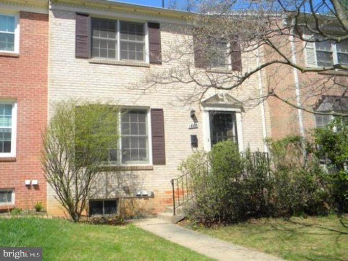 1808 Golf View Court Reston, VA 20190 - Photo 1 of 22 Exterior (Main)