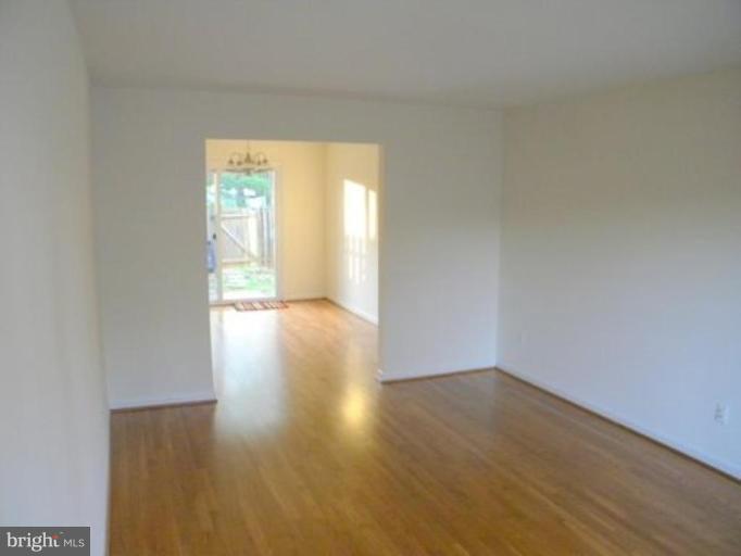 1808 Golf View Court Reston, VA 20190 - Photo 2 of 22 Living Room