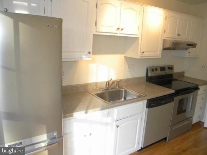 1808 Golf View Court Reston, VA 20190 - Photo 4 of 22 Kitchen