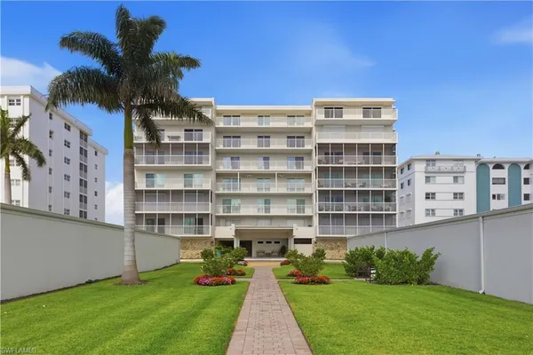 $8,000 | 1977 Gulf Shore Boulevard North, Unit 306, Naples, FL 34102
