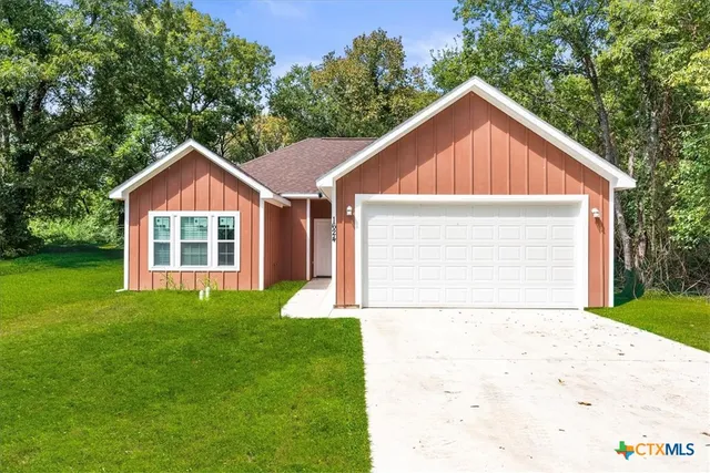 a view of front of a house with a yard