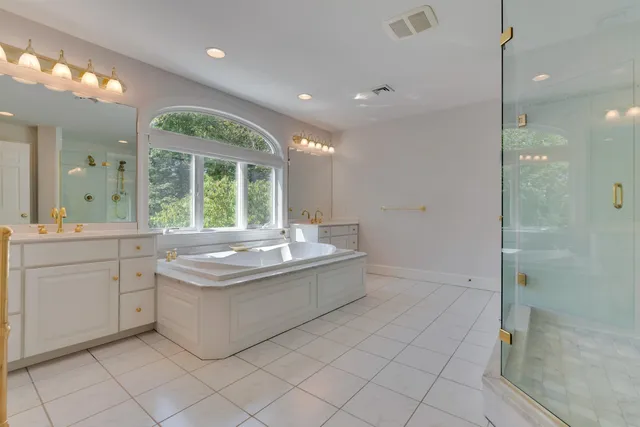 $1,900,000 | 30 Squier Drive, North Hampton, NH 03862