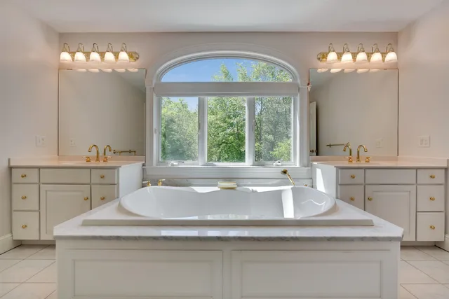 $1,900,000 | 30 Squier Drive, North Hampton, NH 03862