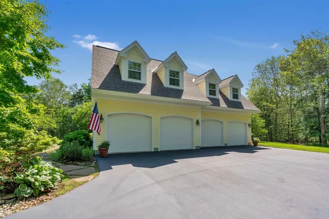 $1,900,000 | 30 Squier Drive, North Hampton, NH 03862