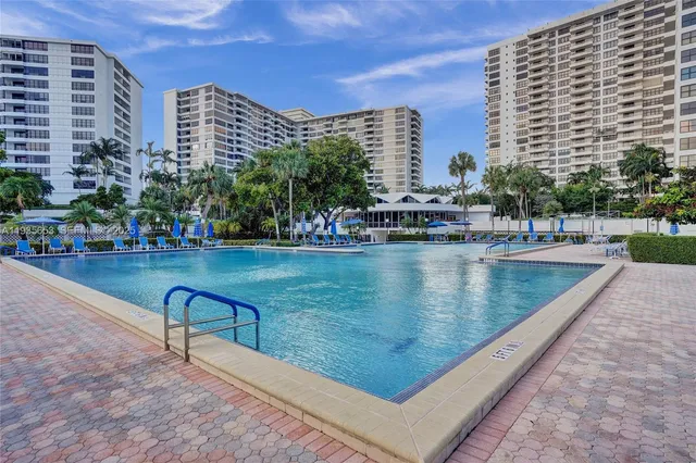 $2,850 | 2500 Parkview Drive, Unit 917, Hallandale Beach, FL 33009