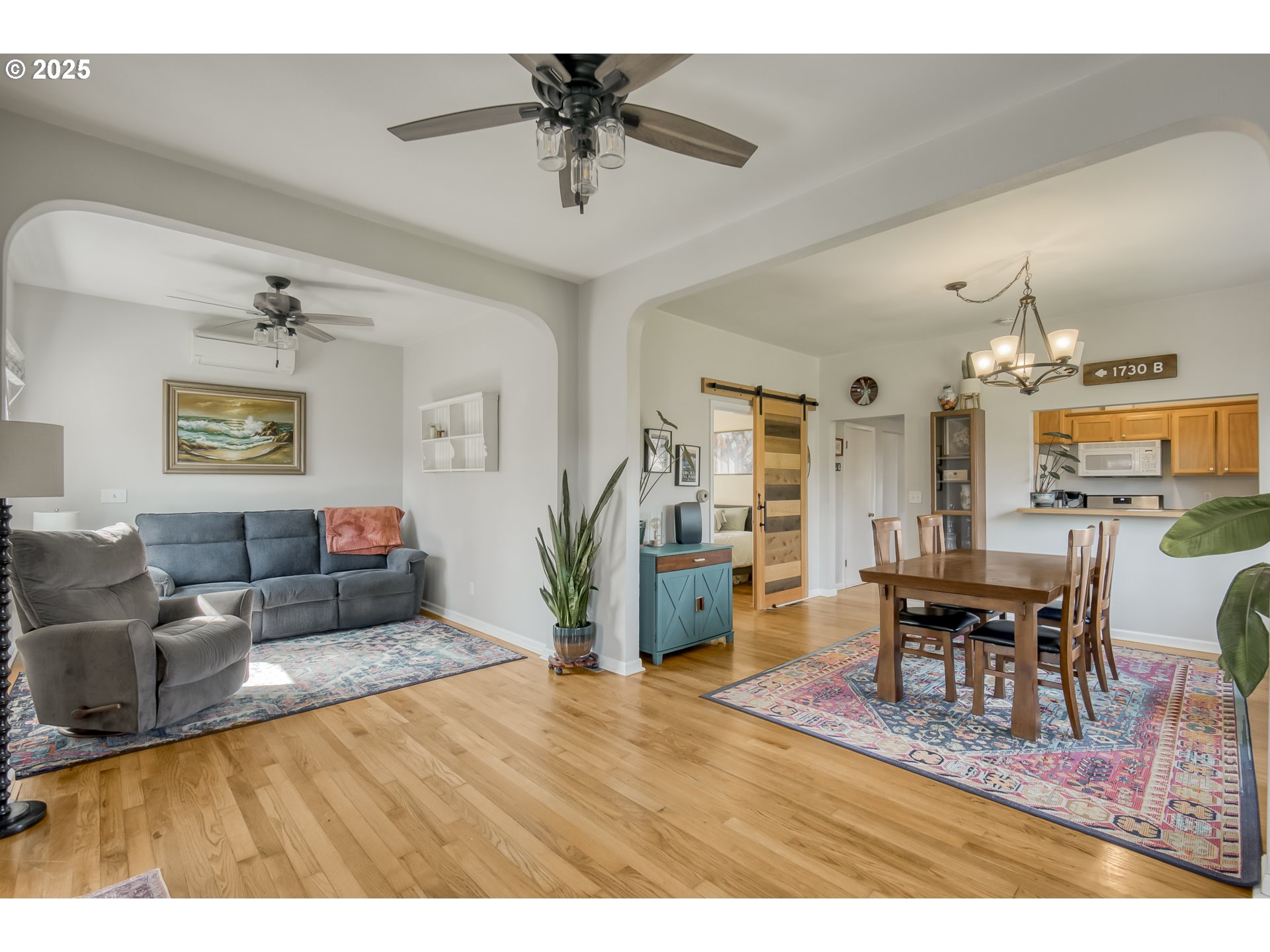 635 Southeast 4th Street Gresham, OR 97080 - Photo 5 of 34 Living Room/Entrance