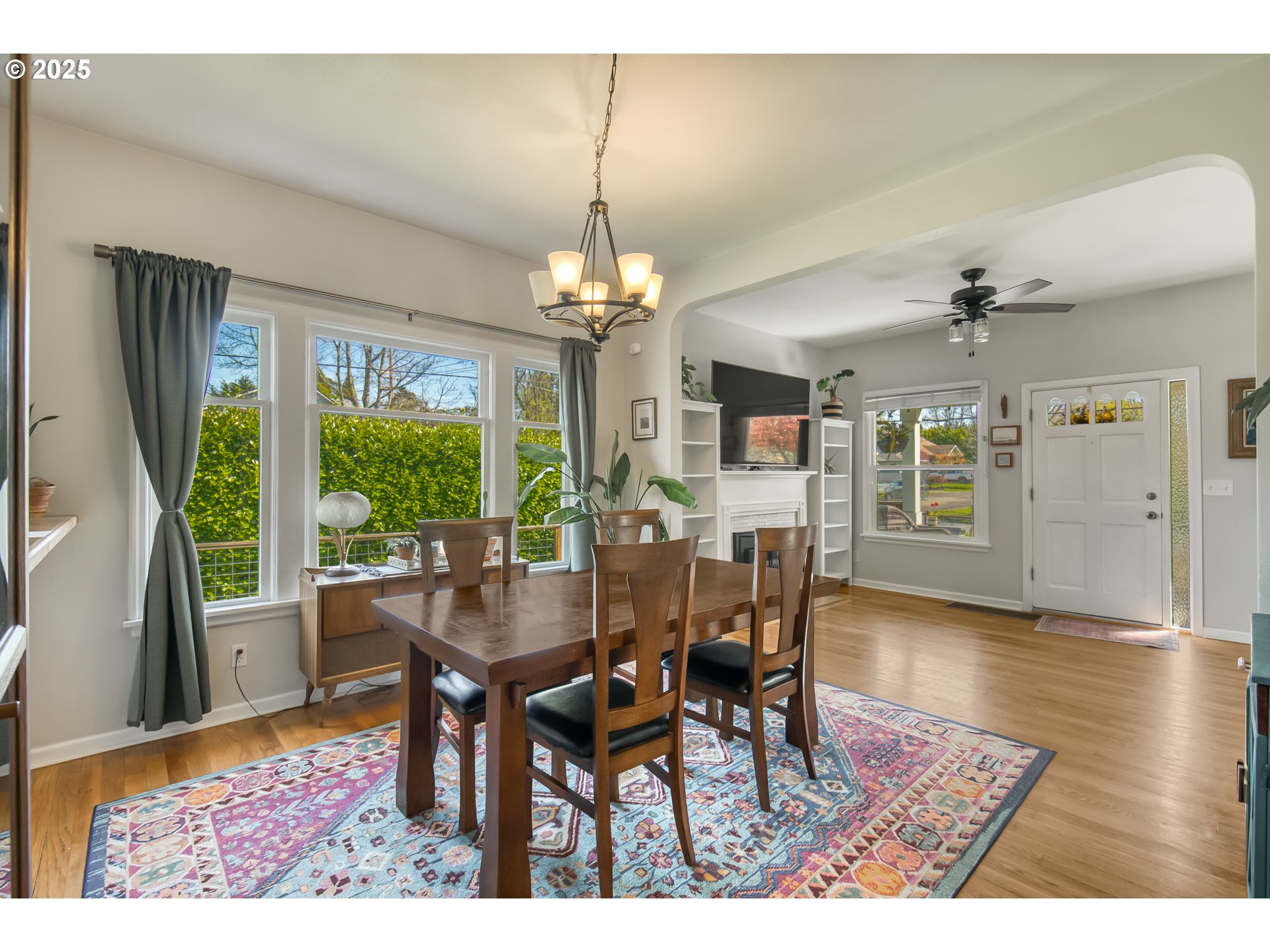635 Southeast 4th Street Gresham, OR 97080 - Photo 7 of 34 Living Room/Dining Room