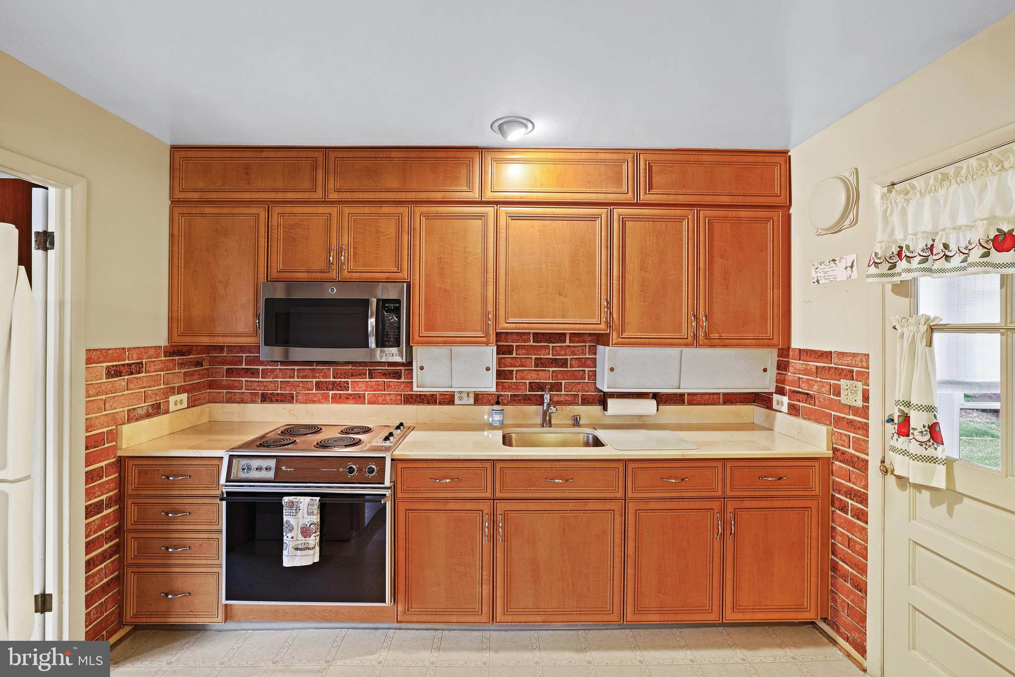 5733 Oakland Road Baltimore, MD 21227 - Photo 12 of 36