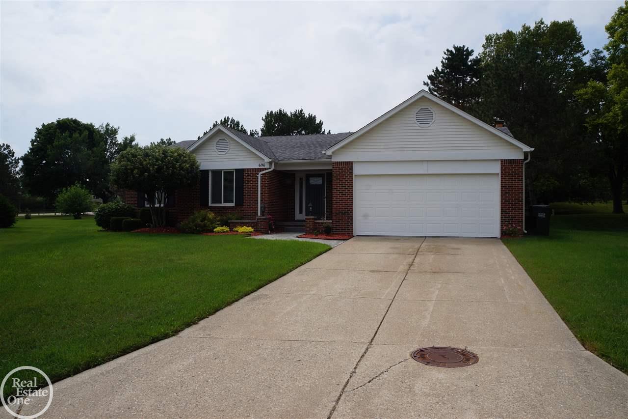 696 Baker Street Rochester Hills, MI 48307 - Photo 2 of 22