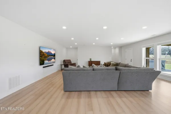 $875,000 | 806 River Drive, Blaine, TN 37709