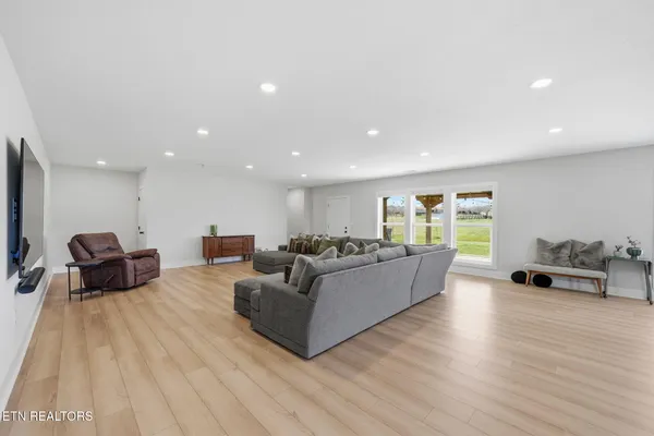 $875,000 | 806 River Drive, Blaine, TN 37709